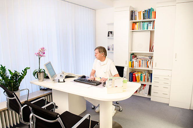 Dr. Kraatz am Schreibtisch